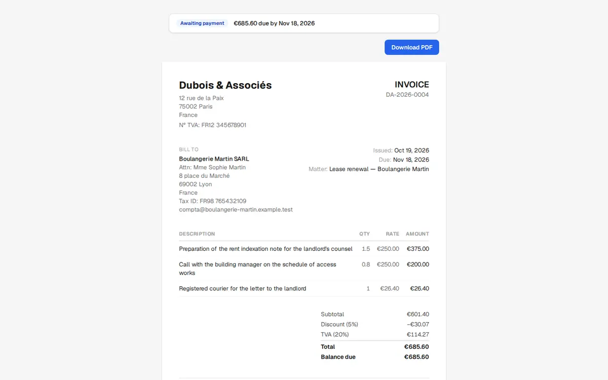 Halaman faktur klien dengan status Awaiting payment, jumlah jatuh tempo beserta tanggalnya, dan tombol Download PDF