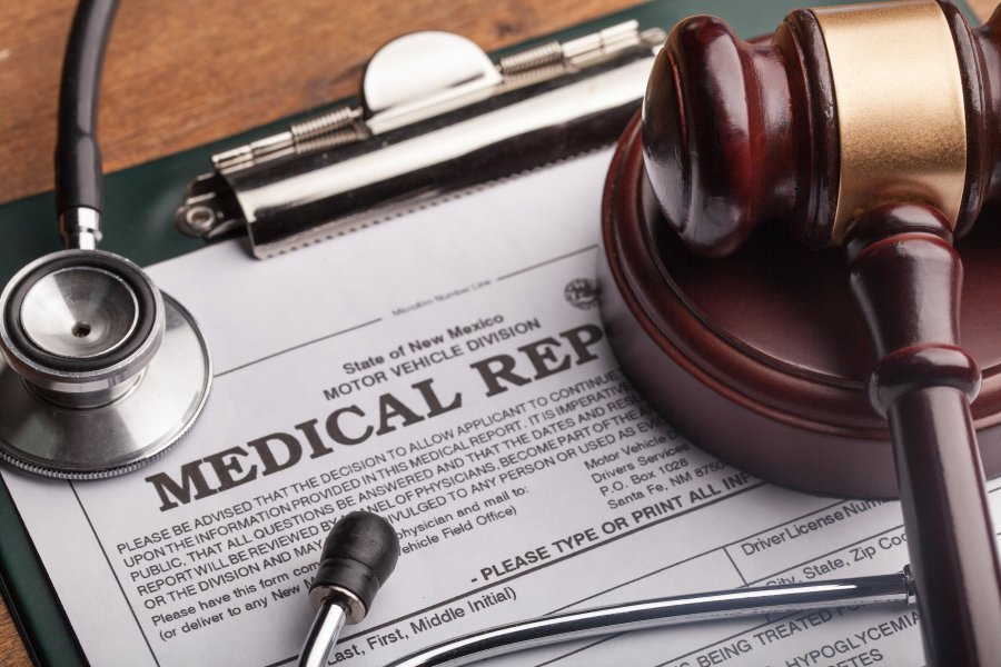 When Should You Hire Medical Malpractice Lawyer (+ 10 Tips For Hiring a Lawyer) image