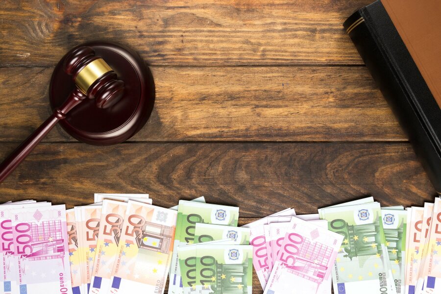 Legal Fees and Billing: Understanding How Lawyers Charge for Their Services image